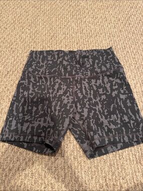 lululemon athletica Black & Gray Patterned Bike Shorts